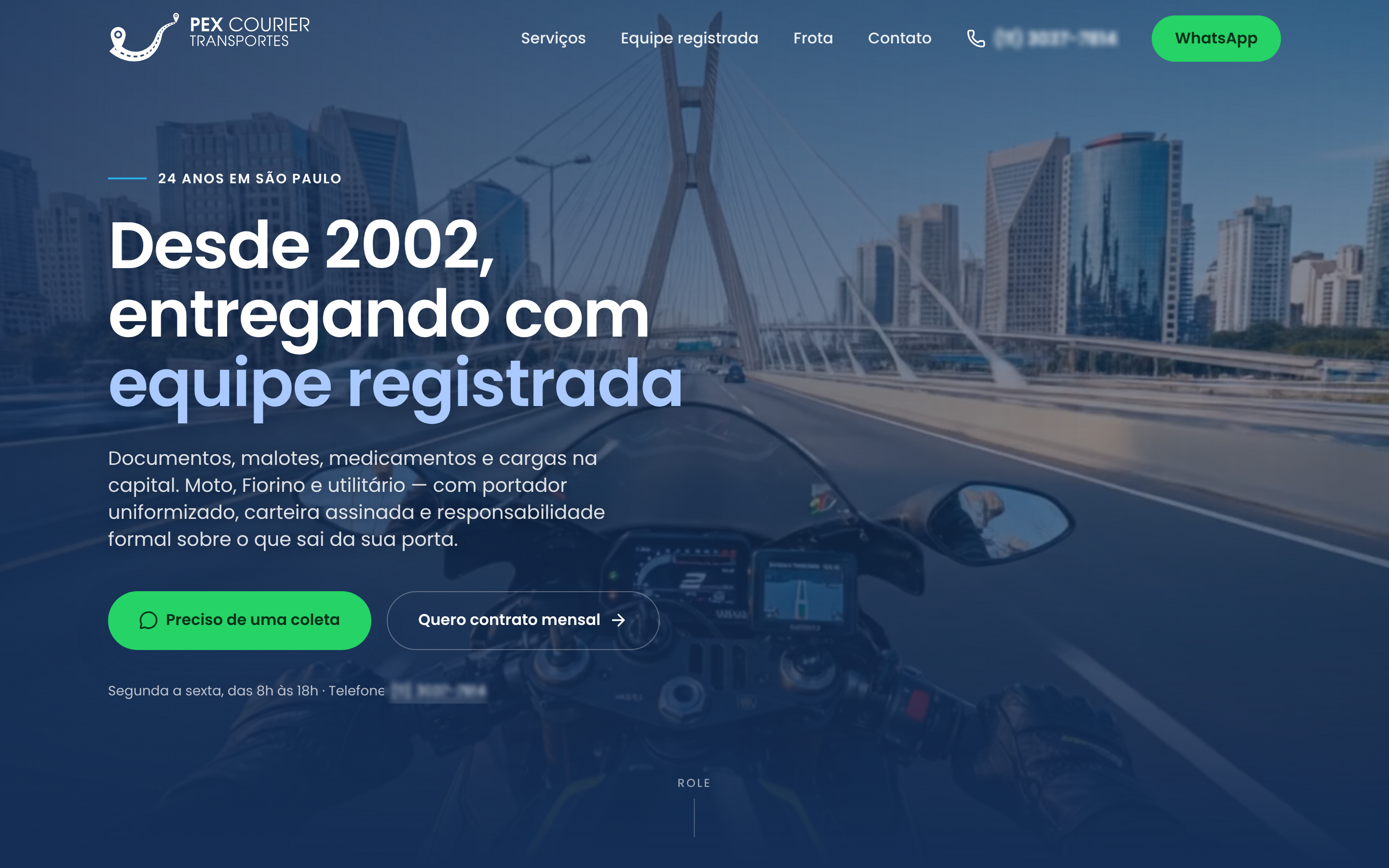 Topo do site da PEX Courier: título sobre a ponte estaiada de São Paulo e os botões "Preciso de uma coleta" e "Quero contrato mensal". Telefones cobertos.